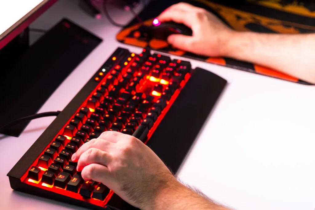 Laekkert gaming keyboard med roed belysning gamer tastatur