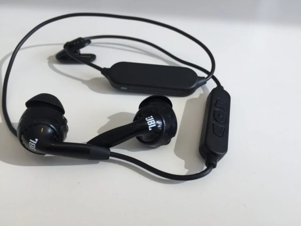 JBL Inspire 500 traadloes Bluetooth in ear headset til sport selve hoeretelefonen