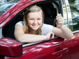 Ung kvinde har netop faaet noeglen til sin nye bil