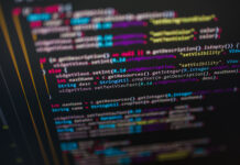 Computerskaerm med kode til programmering