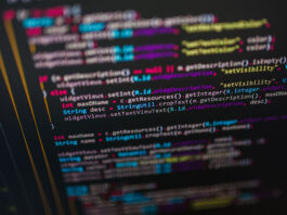 Computerskaerm med kode til programmering