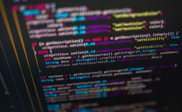 Softwareudvikling med Delphi gør livet som programmør nemmere Computerskaerm med kode til programmering