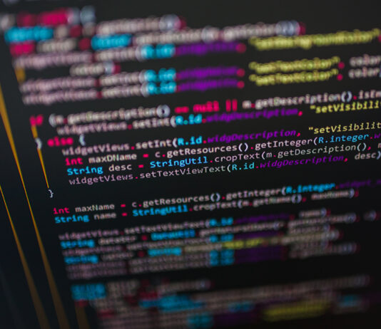 Computerskaerm med kode til programmering