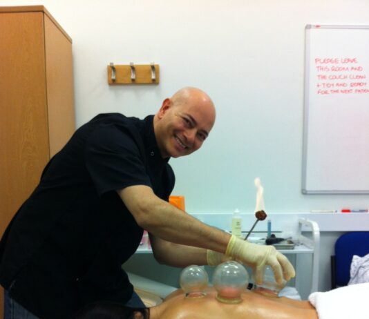 Alternativ behandling kan give ro og klarhed Smertestillende behandling med varmluftskopper