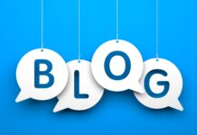 Bogstaverne som staver BLOG haenger ned fra loftet