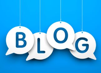 Bogstaverne som staver BLOG haenger ned fra loftet