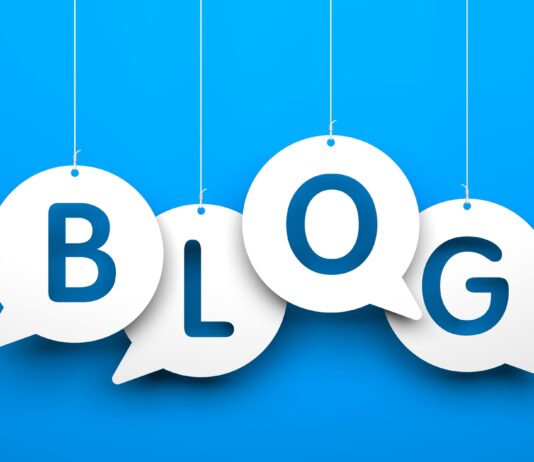 Bogstaverne som staver BLOG haenger ned fra loftet