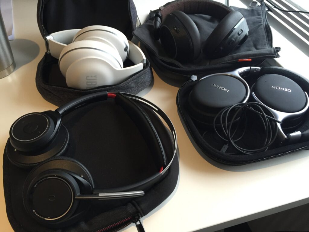 Diverse hoeretelefoner med aktiv stoejreduktion til test