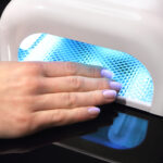 Gele negle haerder under UV lampe