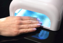 Gele negle haerder under UV lampe