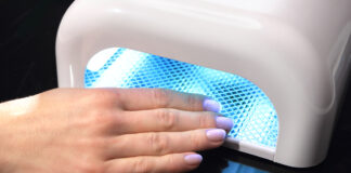 Gele negle haerder under UV lampe