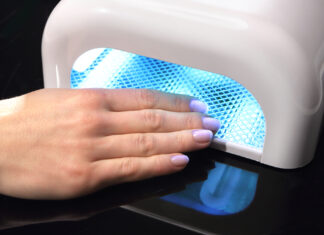 Gele negle haerder under UV lampe