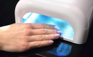 Gele negle haerder under UV lampe