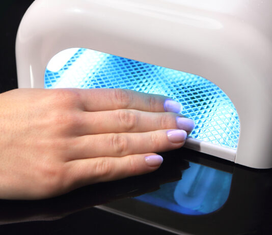 Kunstige negle er for alle forskellige sjæle Gele negle haerder under UV lampe