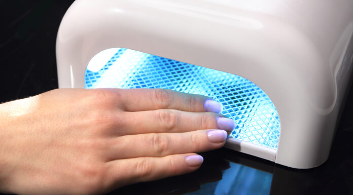 Gele negle haerder under UV lampe