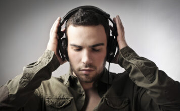 Høretelefoner der passer til ethvert behov Mand i groen skjorte med sorte hoeretelefoner