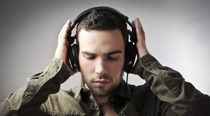 Høretelefoner der passer til ethvert behov Mand i groen skjorte med sorte hoeretelefoner