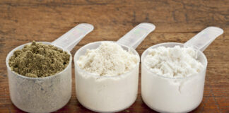 Proteinpulver 3 skeer med forskellige typer protein pulver smag