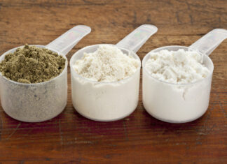 Hvad du bør vide om proteinpulver Proteinpulver 3 skeer med forskellige typer protein pulver smag