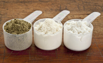 Hvad du bør vide om proteinpulver Proteinpulver 3 skeer med forskellige typer protein pulver smag