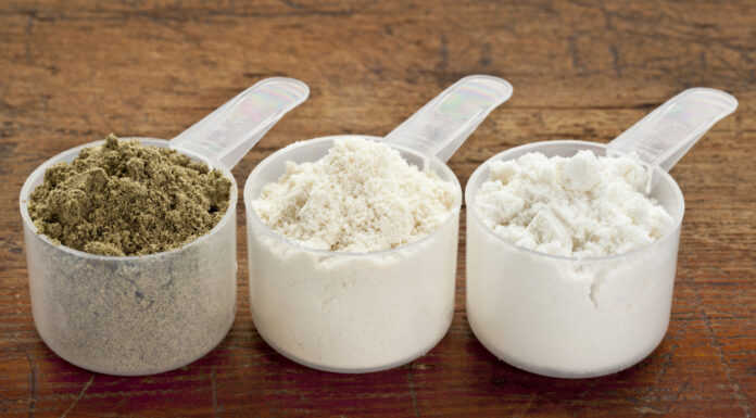 Proteinpulver 3 skeer med forskellige typer protein pulver smag