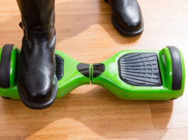 Segboard paa gulvet med en enkelt fod paa