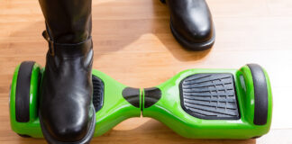 Segboard paa gulvet med en enkelt fod paa