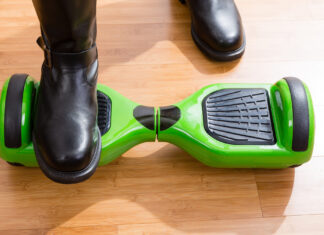 Segboard paa gulvet med en enkelt fod paa