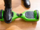 Segboards som alternativ til Segways Segboard paa gulvet med en enkelt fod paa