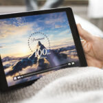 Streaming af film fra Paramount Pictures paa en stor tablet