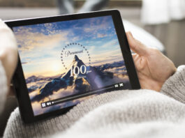 Streaming af film fra Paramount Pictures paa en stor tablet