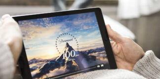 Streaming af film fra Paramount Pictures paa en stor tablet