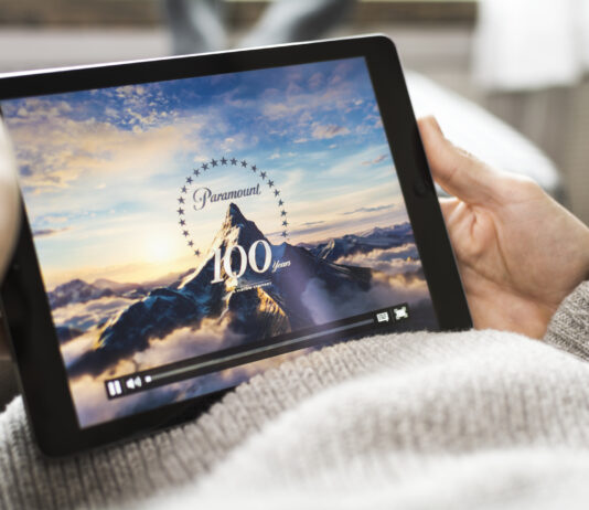 Streaming af film fra Paramount Pictures paa en stor tablet