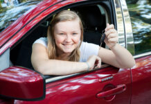 Det skal man tænke på ved køb af ny bil Ung kvinde har netop faaet noeglen til sin nye bil