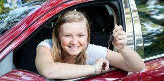 Ung kvinde har netop faaet noeglen til sin nye bil
