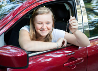 Det skal man tænke på ved køb af ny bil Ung kvinde har netop faaet noeglen til sin nye bil