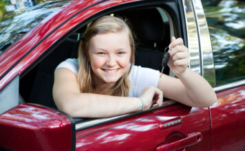 Det skal man tænke på ved køb af ny bil Ung kvinde har netop faaet noeglen til sin nye bil
