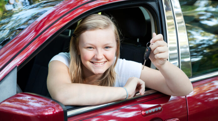 Ung kvinde har netop faaet noeglen til sin nye bil
