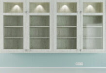 Folk køber vitrineskabe igen Vaeghaengt vitrineskab med indbygget belysning