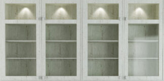 Vaeghaengt vitrineskab med indbygget belysning