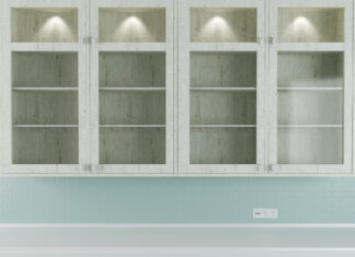 Folk køber vitrineskabe igen Vaeghaengt vitrineskab med indbygget belysning