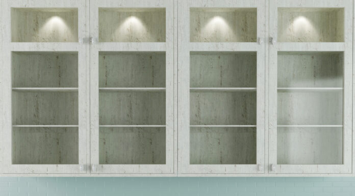 Folk køber vitrineskabe igen Vaeghaengt vitrineskab med indbygget belysning